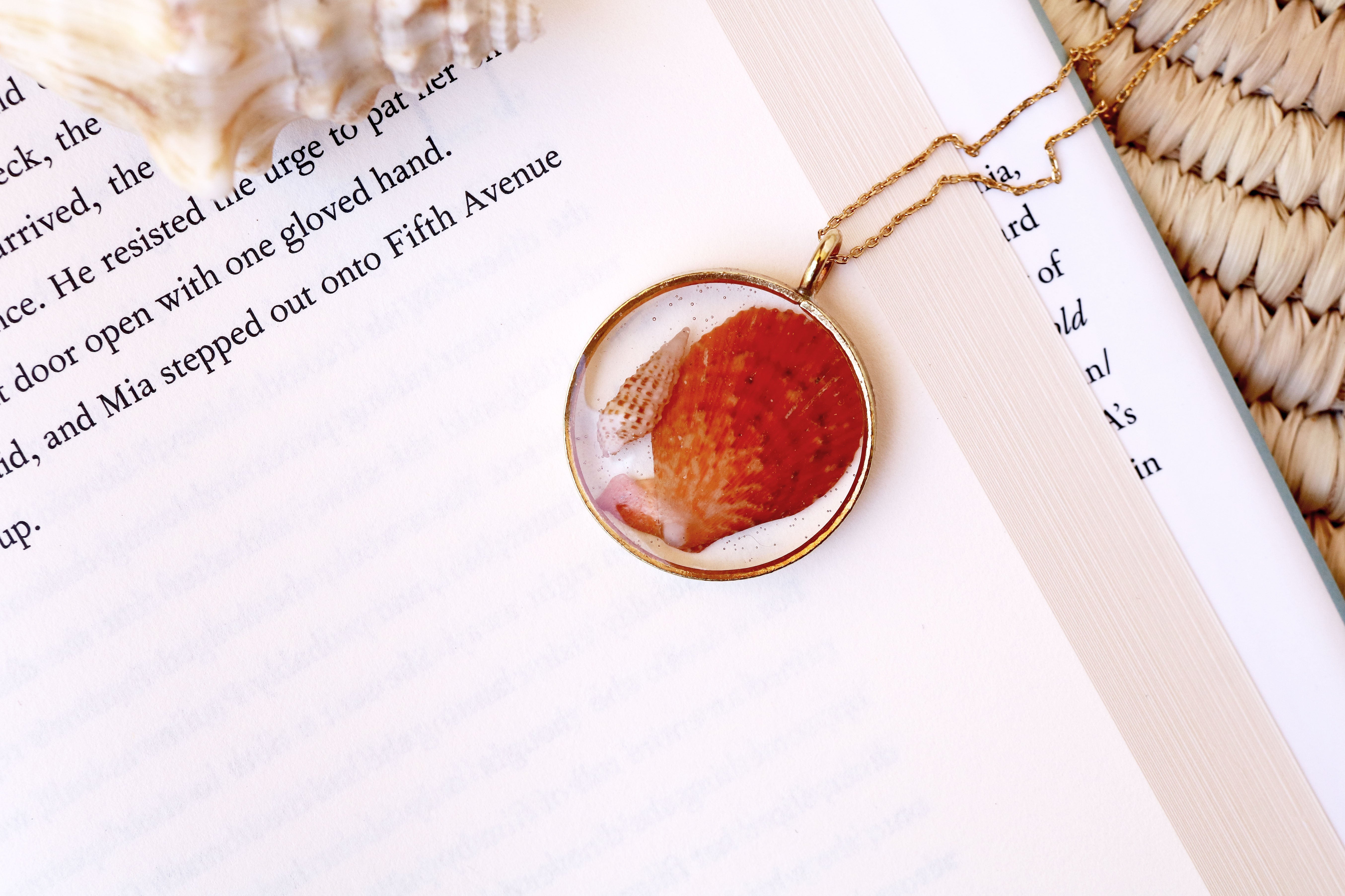 The Orange Scallop & Cerith Shell | Round Large Necklace | Gold